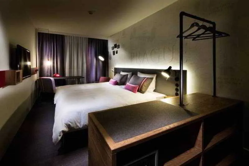Room, Pulse 8, Prague