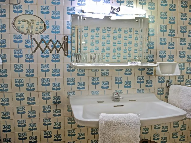Room, Nicola, Athens