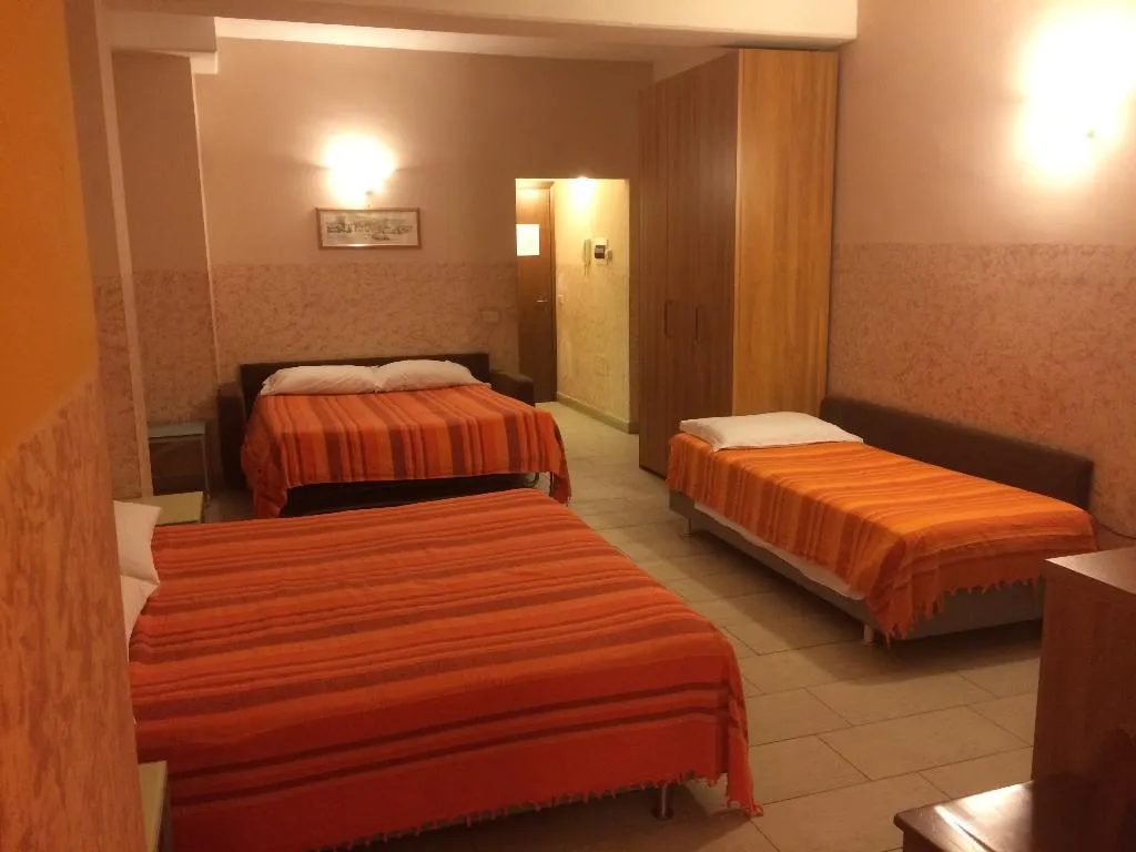 STUDIO CAPACITY 5 Room, Gemini City Centre Studios, Florence