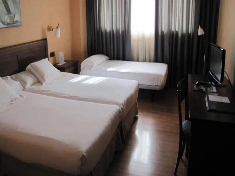 TRIPLE STANDARD Room, Las Provincias, Madrid