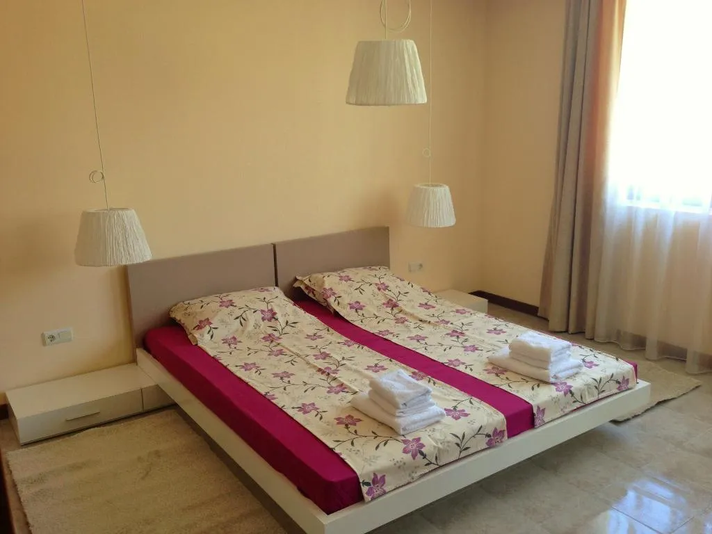 APARTMENT THREE BEDROOMS Room, Casa Real, Bourgas