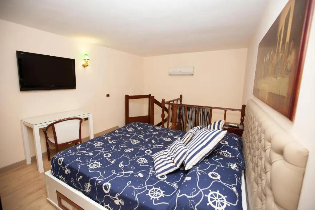 SINGLE STANDARD Room, Hotel Ausonia, Naples