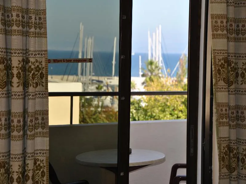 Room, Yiorgos, Kos