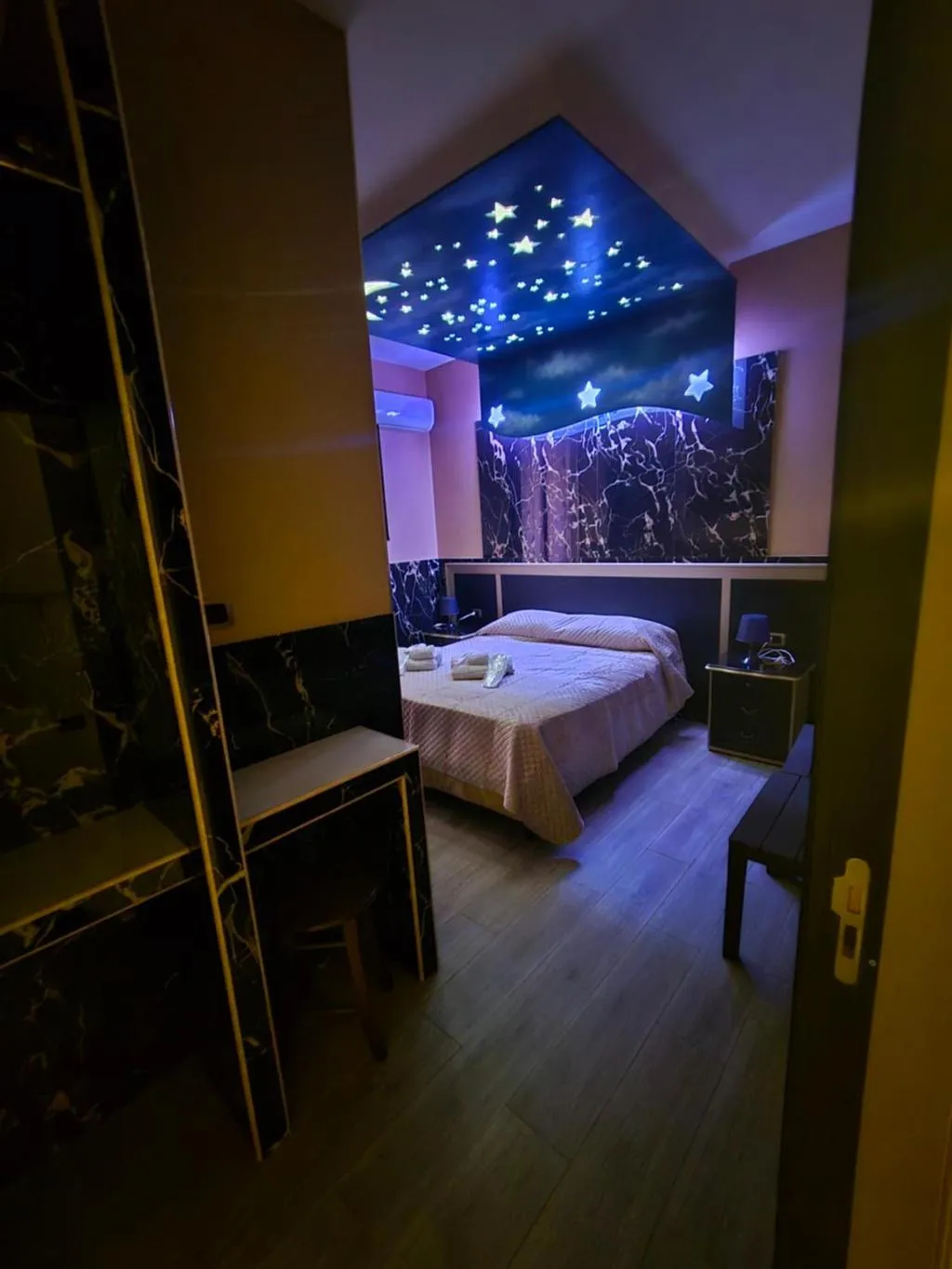 DOUBLE SUPERIOR KING BED Room, Iris, Naples