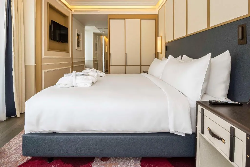 SUITE STANDARD Room, The Emerald House Lisbon, Curio Collection by Hilt, Lisbon