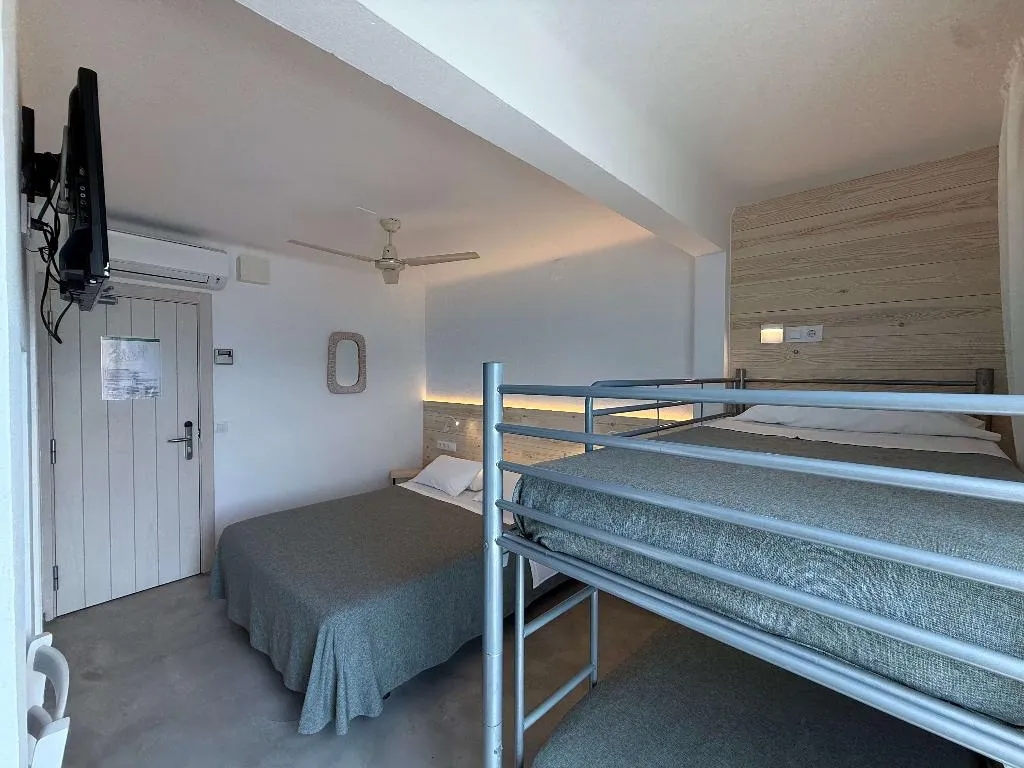 FAMILY ROOM WITH BALCONY Room, Hostal Rom, Costa Brava