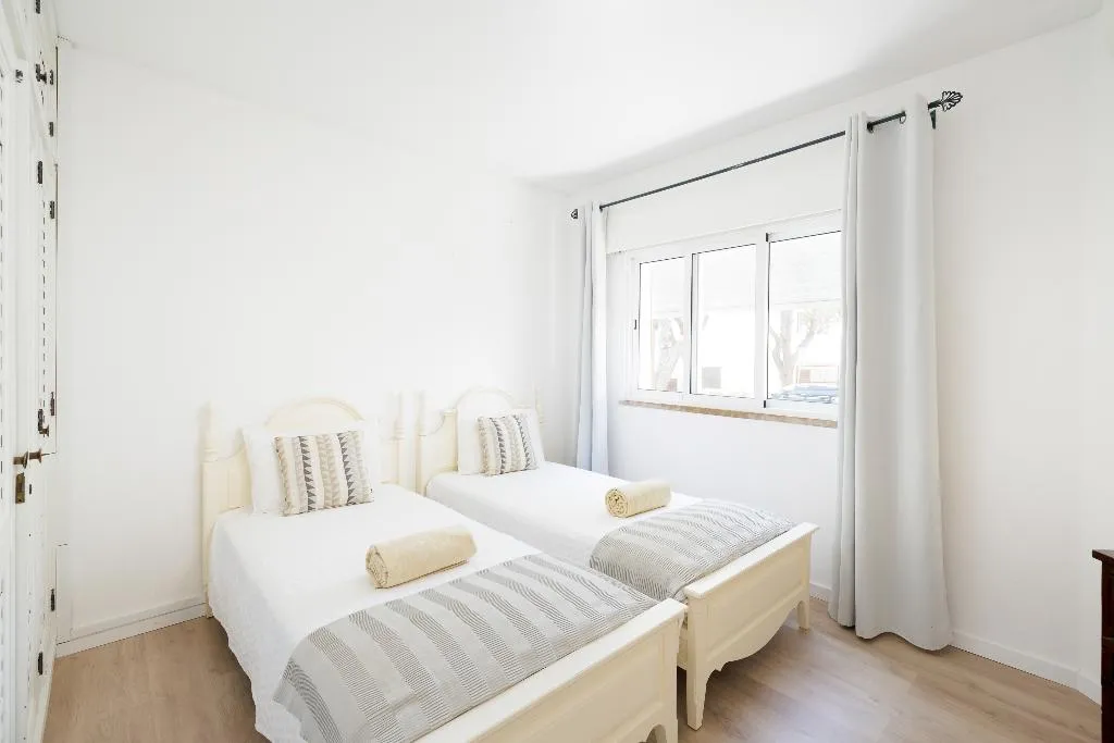 TOWNHOME THREE BEDROOMS TWO BATHROOMS Room, Vale Do Lobo Resort, Algarve