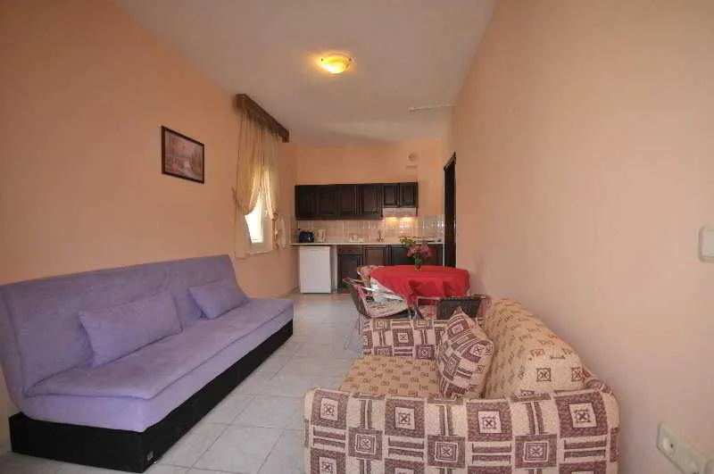 Room, Efem, Dalaman