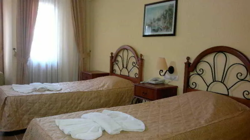 Room, Destan, Dalaman