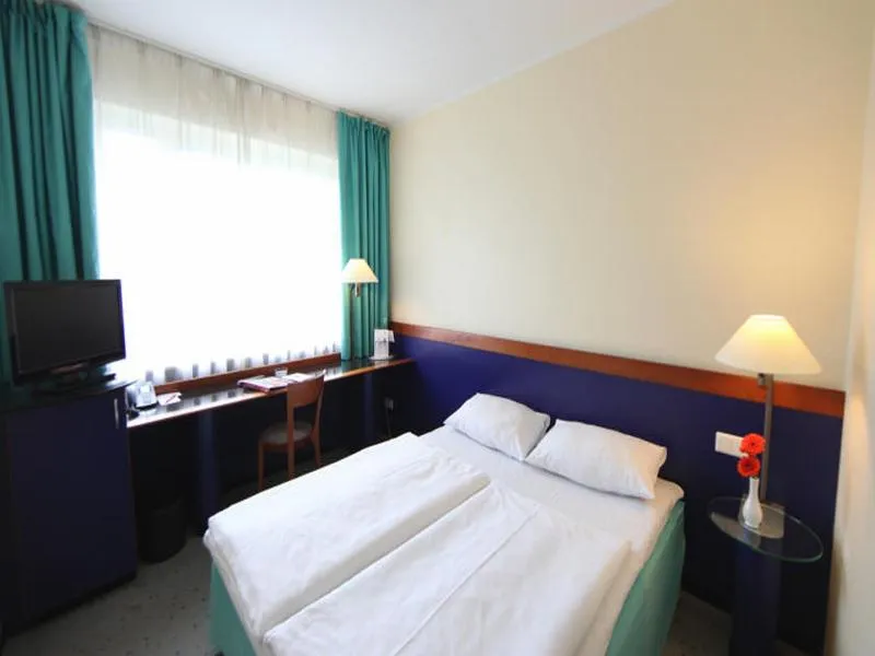 Room, Premier Inn Berlin City Süd, Berlin