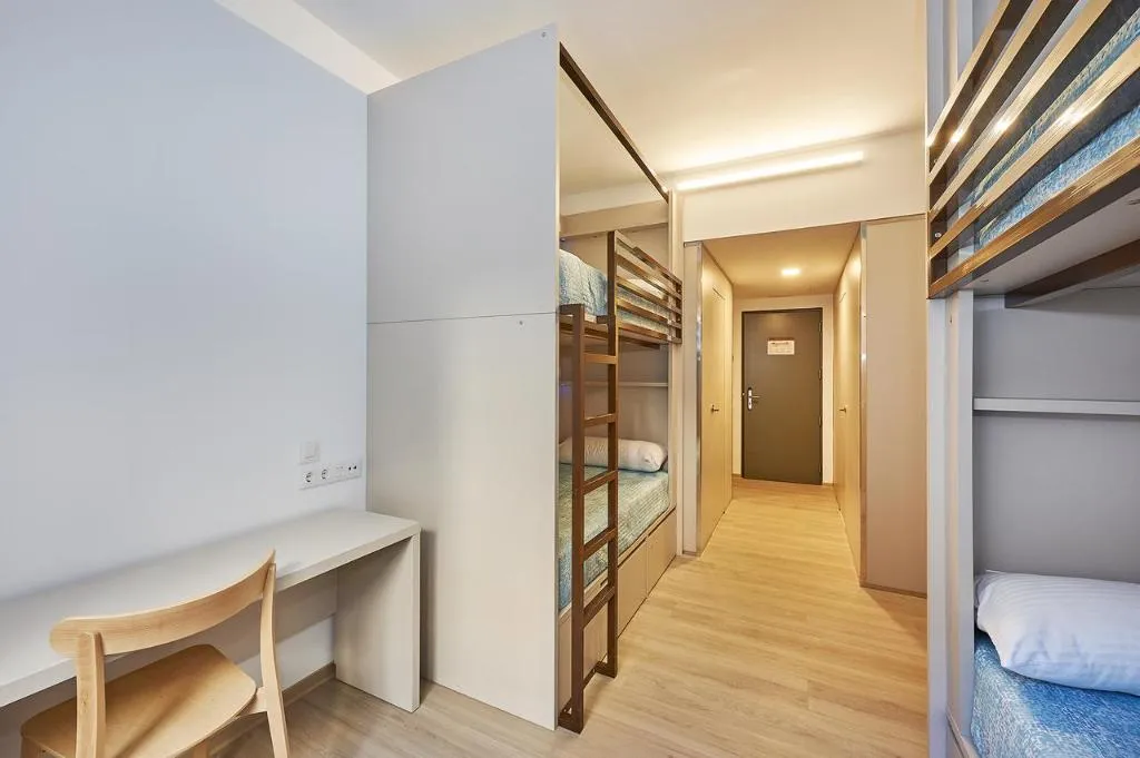 QUADRUPLE BUNK BED Room, Alberg Abat Oliba, Barcelona