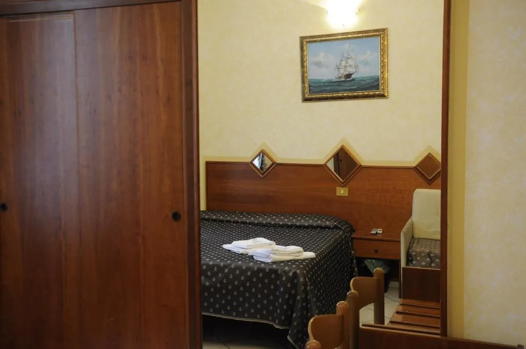 TRIPLE STANDARD Room, Hotel Farini, Rome
