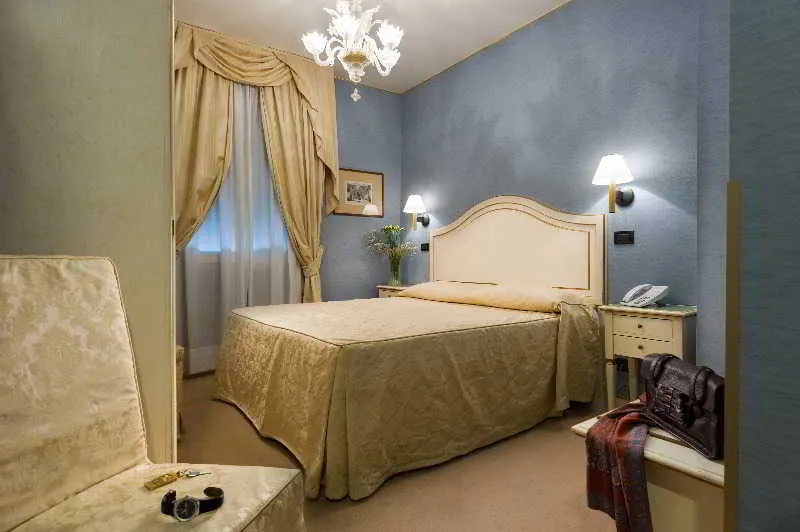 Room, Carlton Capri, Venice