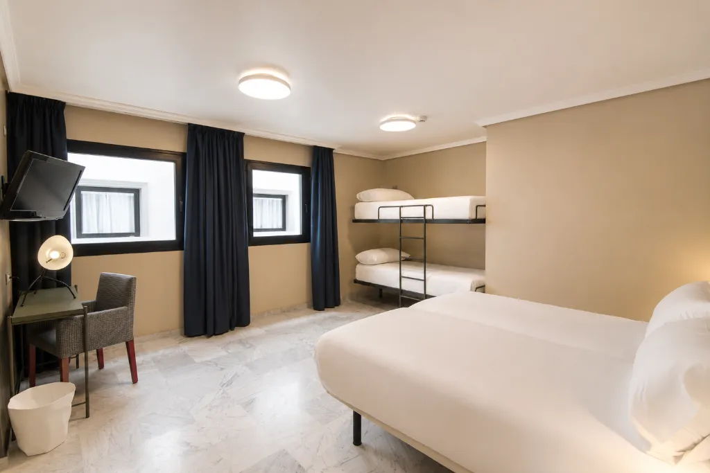 QUADRUPLE STANDARD Room, Petit Palace Puerta de Triana, Seville