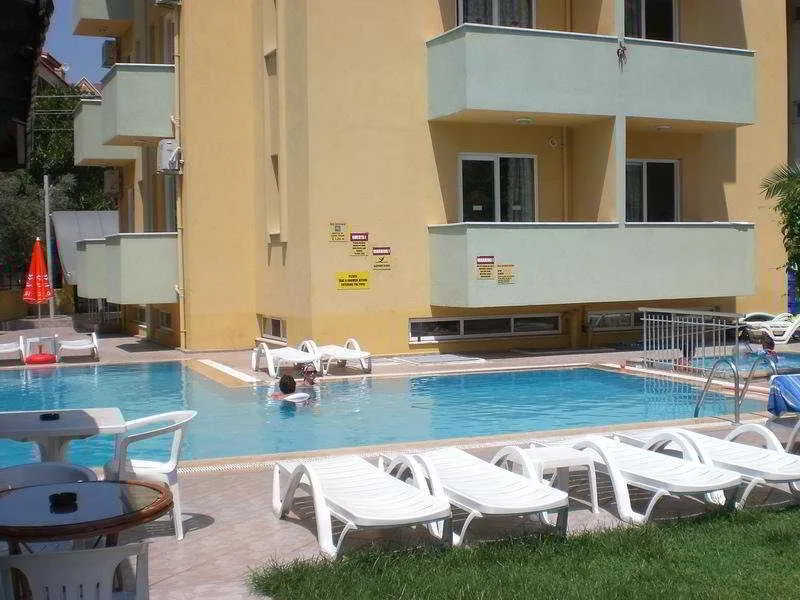 Pool, Sisters Apart, Dalaman