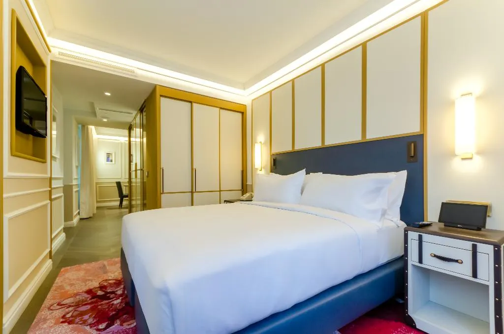 SUITE STANDARD Room, The Emerald House Lisbon, Curio Collection by Hilt, Lisbon