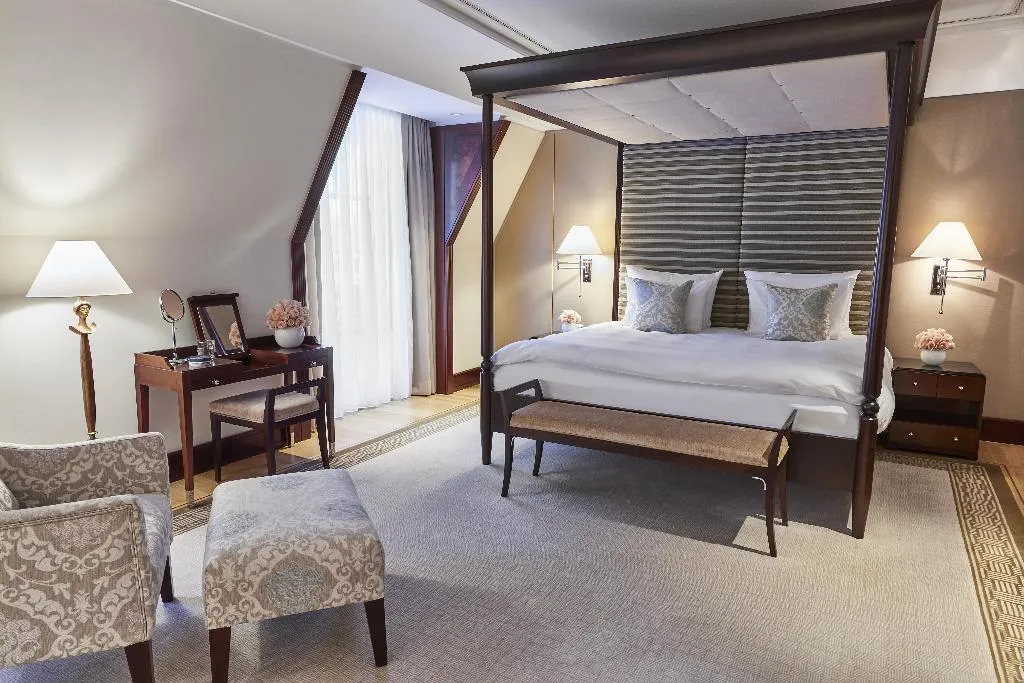 SUITE DELUXE KING BED Room, Adlon Kempinski Berlin, Berlin
