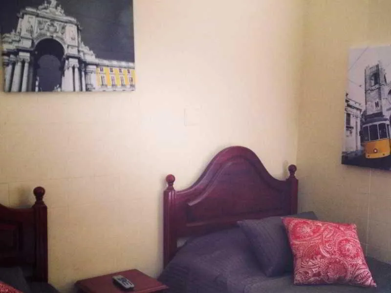 Room, V Dinastia, Lisbon