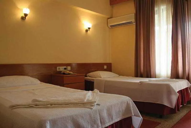 Room, Salute, Dalaman