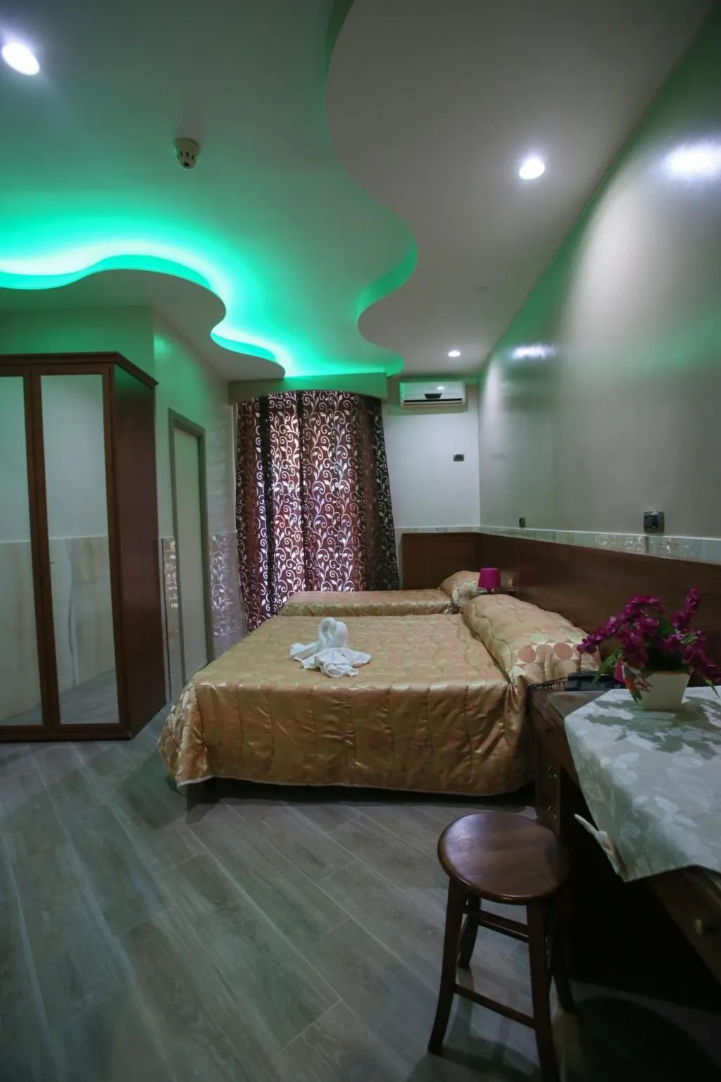 TRIPLE STANDARD Room, Iris, Naples