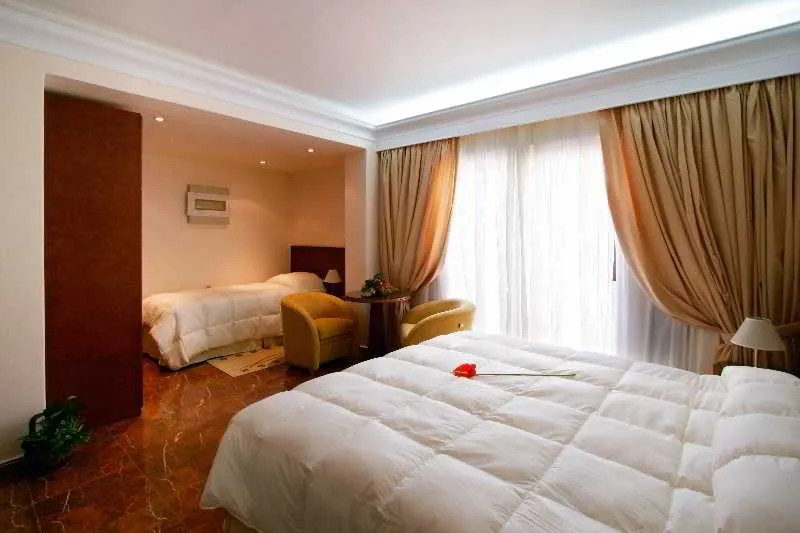 Room, Porto Alegre, Crete