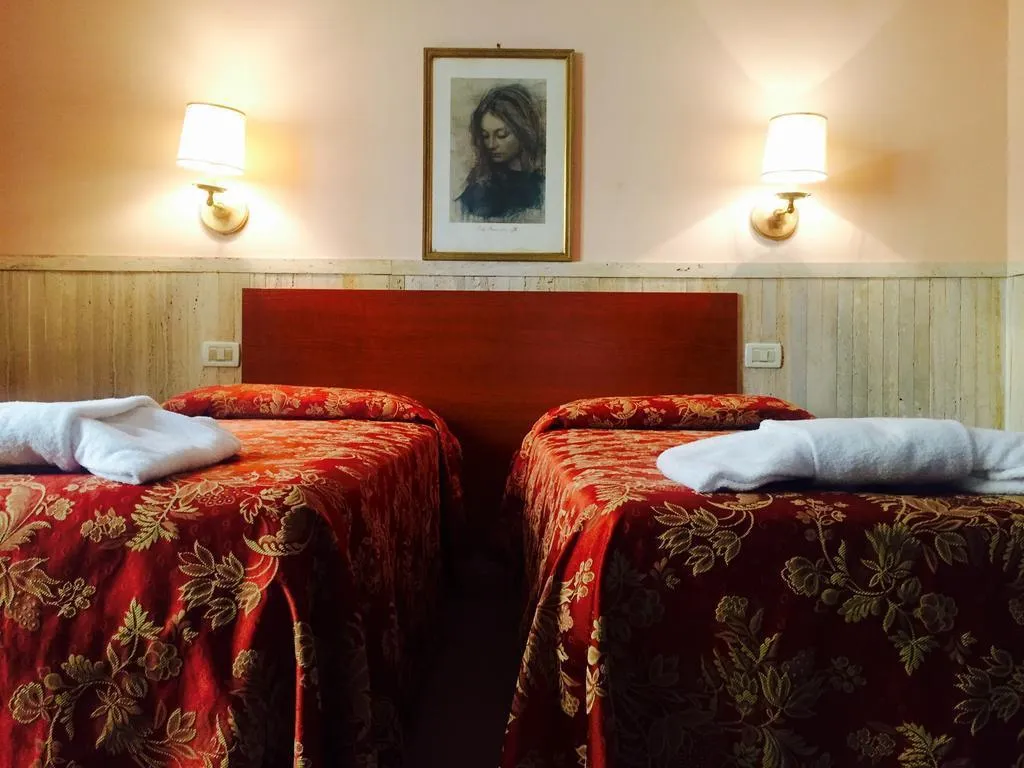TWIN STANDARD Room, Pyramid, Rome