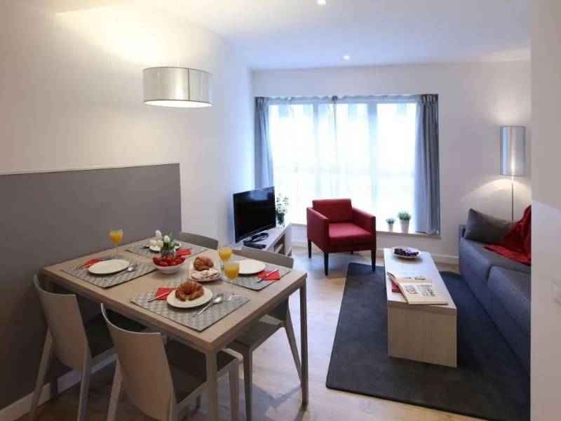 APARTMENT CAPACITY 6 TWO BEDROOMS Room, MH Apartments Urban, Barcelona