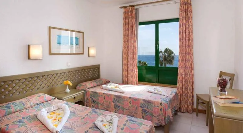 APARTMENT CAPACITY 4 TWO BEDROOMS Room, BLUESEA Apartamentos Costa Teguise Beach, Lanzarote