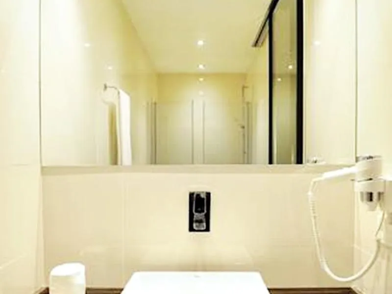 Room, Air Rooms Madrid by HelloSky, Madrid