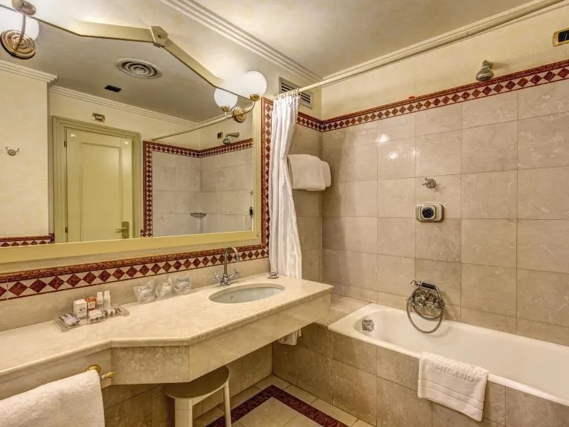 Room, Auriga, Milan