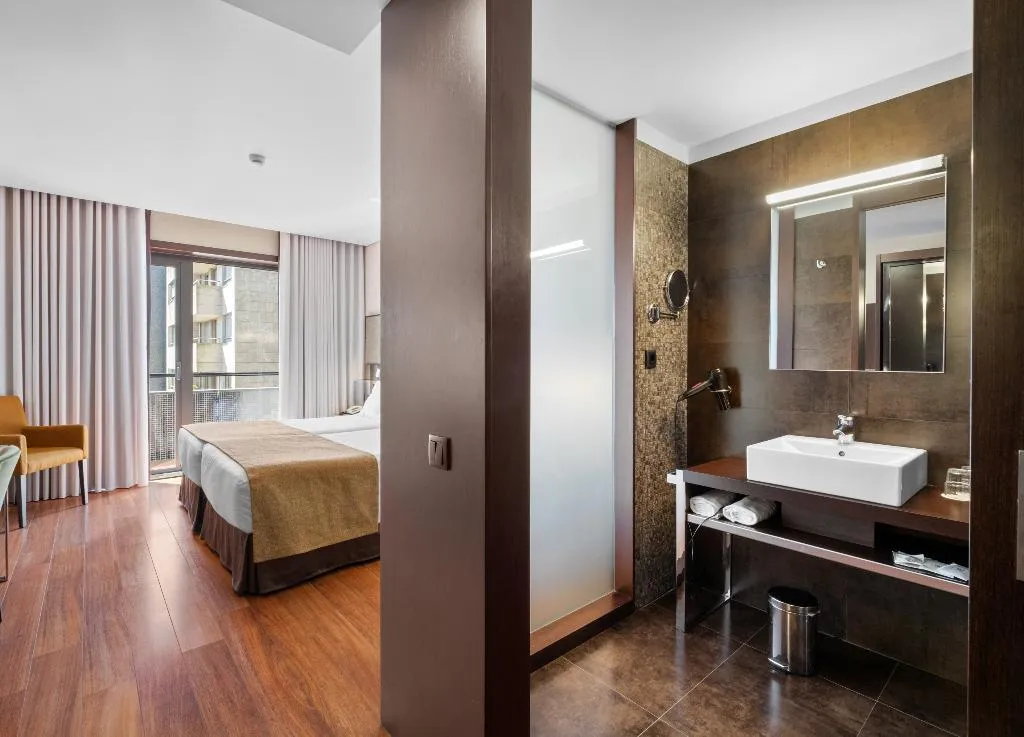 TWIN WITH BALCONY Room, Axis Porto Business & SPA Hotel, Porto