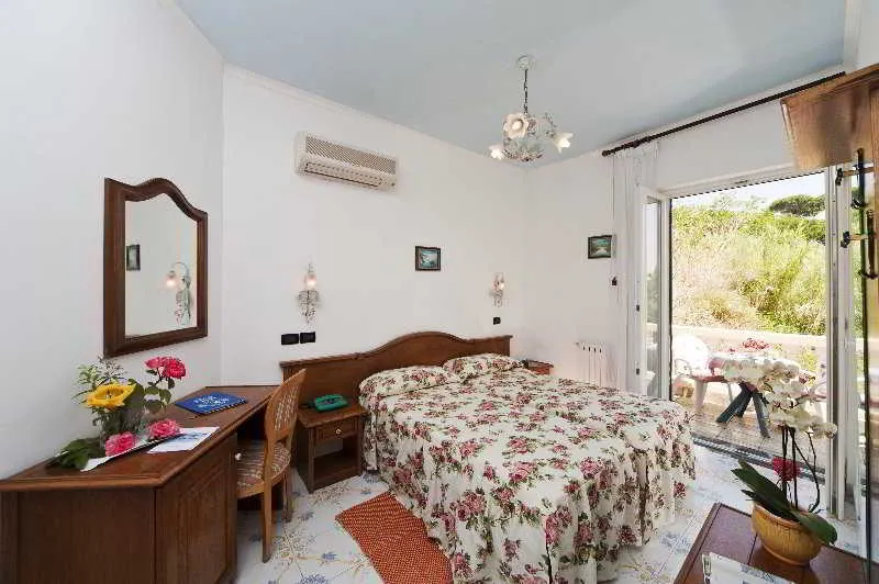 Room, Giardino delle Ninfe e la Fenice, Naples