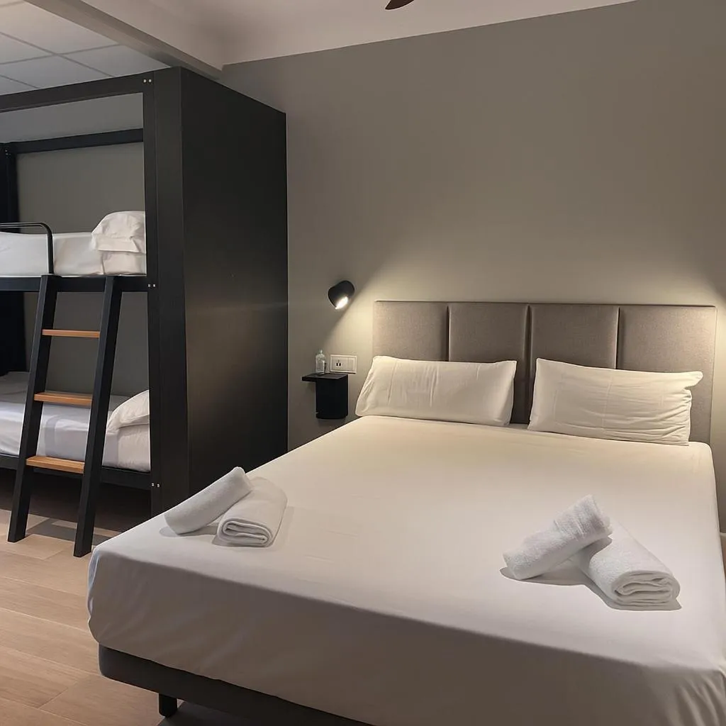 FAMILY ROOM WITH BALCONY Room, Complutum Hostel, Madrid
