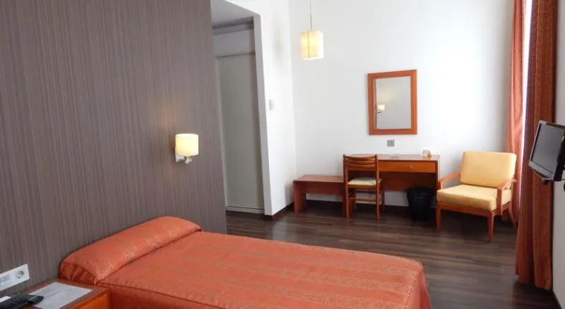 Room, De Francia Y Paris, Costa De La Luz