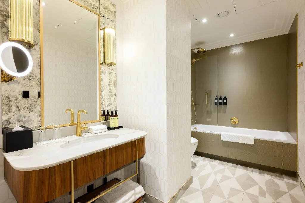 DOUBLE DELUXE Room, Hotel Saski Krakow, Curio collection by Hilton, Krakow