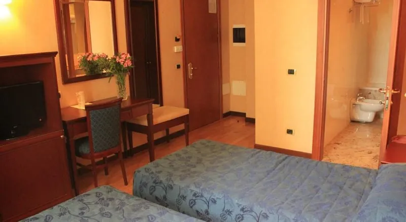 TRIPLE STANDARD Room, Hotel Terminal Milano, Milan