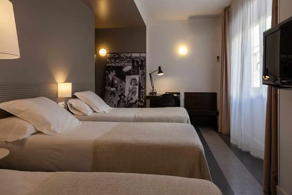 TRIPLE STANDARD Room, Sixties, Barcelona