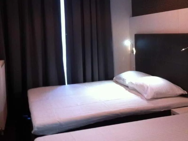 TRIPLE BASIC Room, Hotel Vossius Vondelpark, Amsterdam