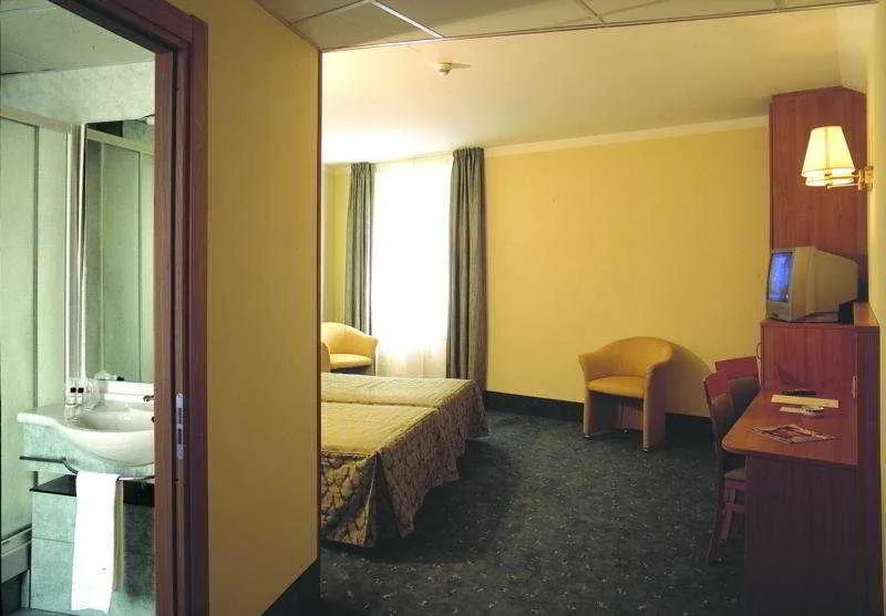 Room, Re Lissone, Milan
