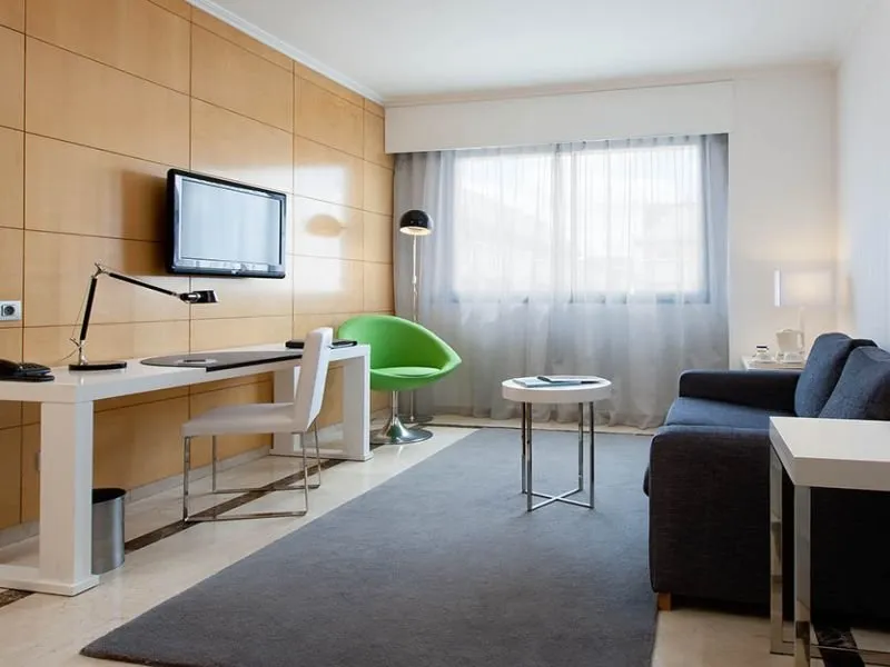 Room, Prisma, Madrid