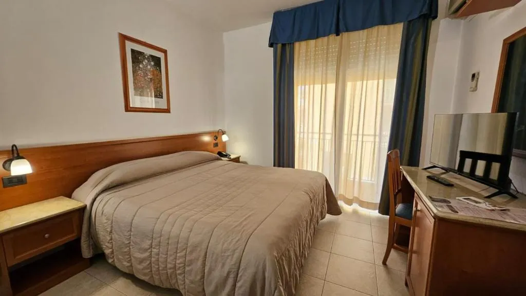 TRIPLE WITH BALCONY Room, GH Hotel & Restaurant, Palermo