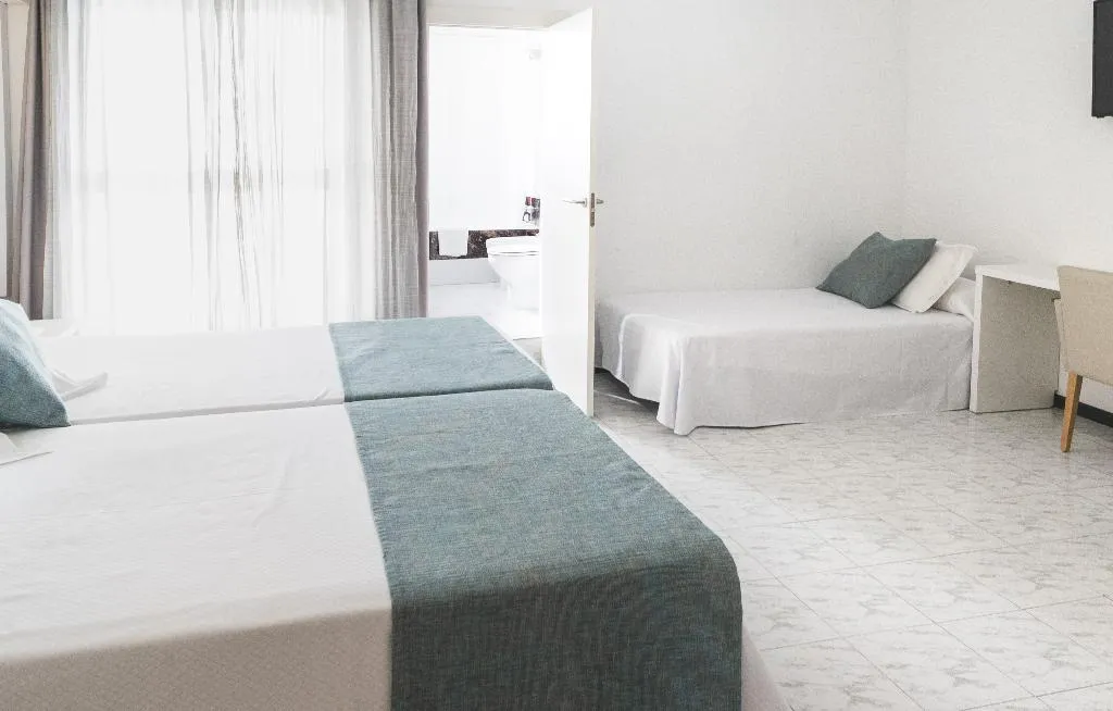 FAMILY ROOM CAPACITY 4 Room, Amic Gala, Majorca