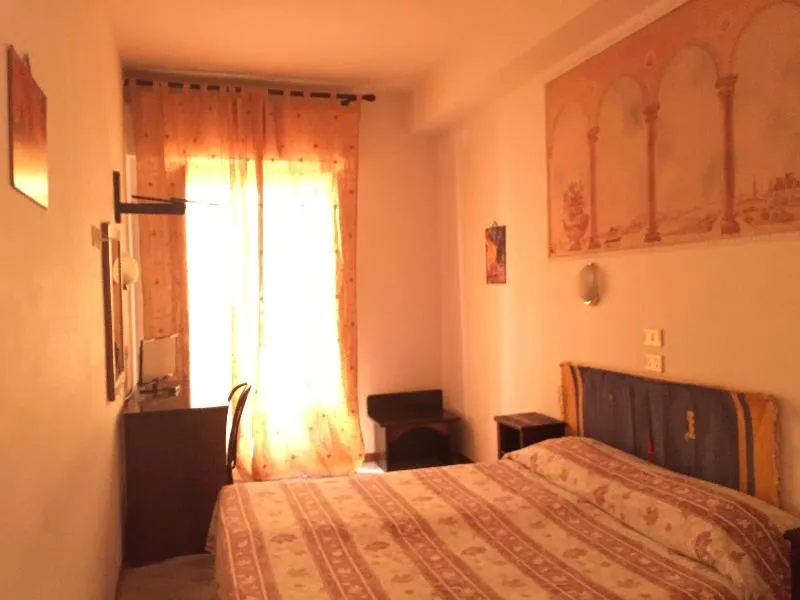 Room, Ascot, Florence