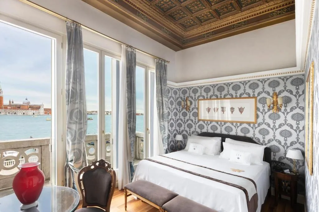 Double or Twin DELUXE WITH VIEWS Room, Londra Palace Venezia, Venice