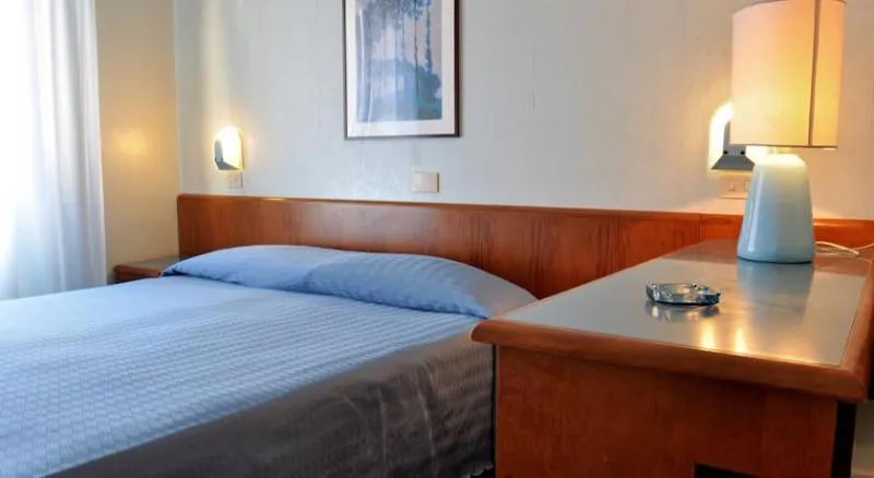 Room, Garda, Milan
