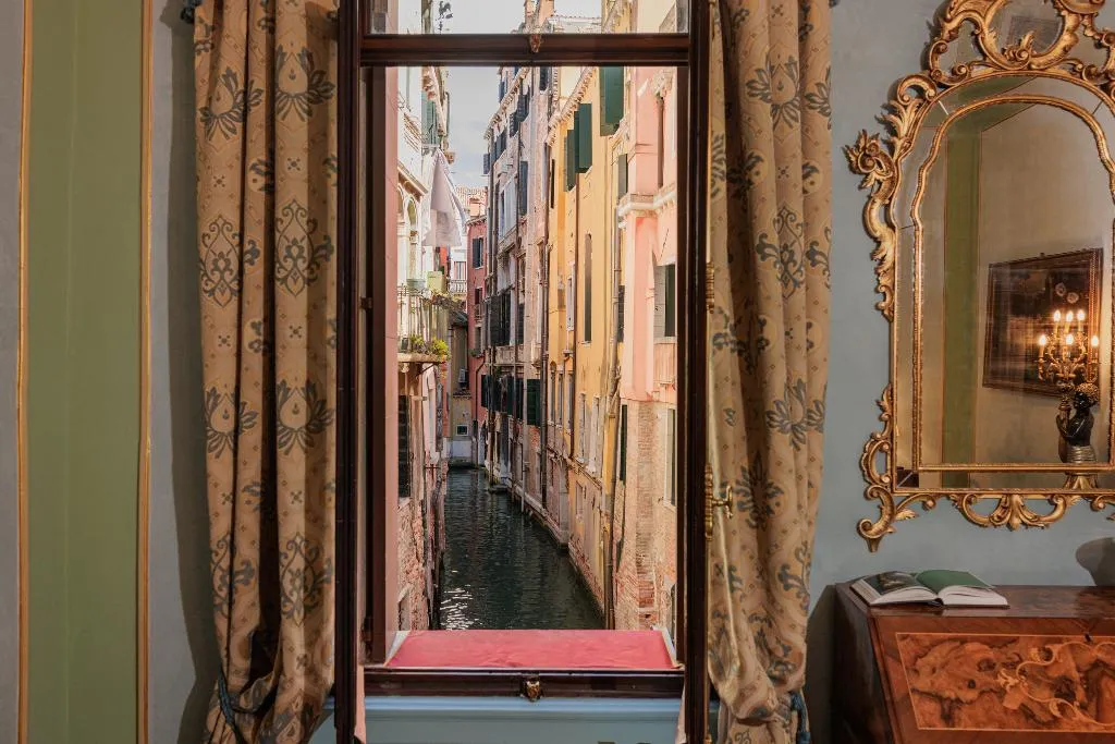 JUNIOR SUITE CANAL VIEW Room, Palazzo Paruta, Venice
