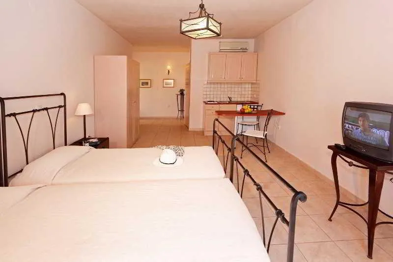 APARTMENT POOL VIEW Room, Lambrinos Suites, Crete