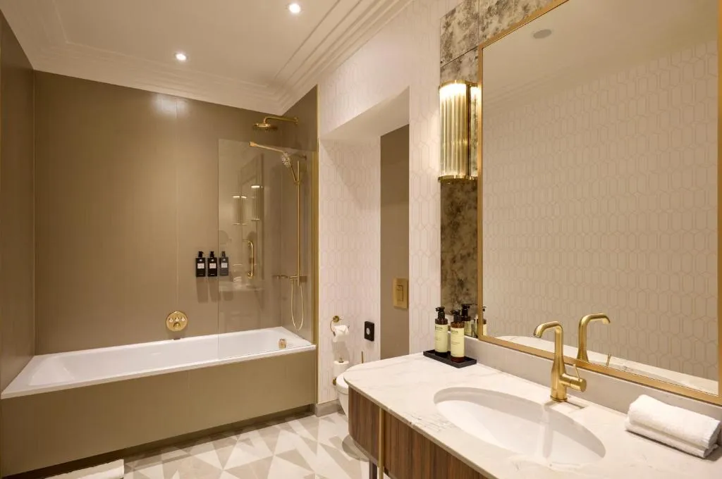 SUITE DELUXE ONE BEDROOM Room, Hotel Saski Krakow, Curio collection by Hilton, Krakow