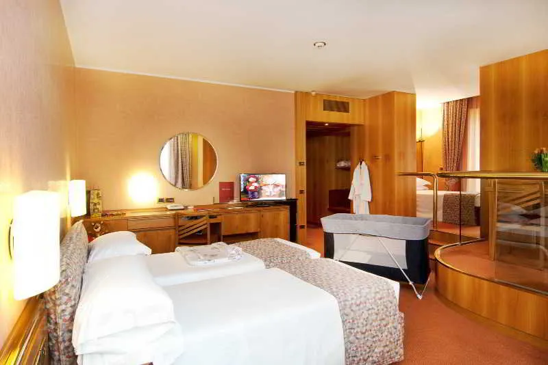 TRIPLE STANDARD Room, Hotel Michelangelo Milan, Milan