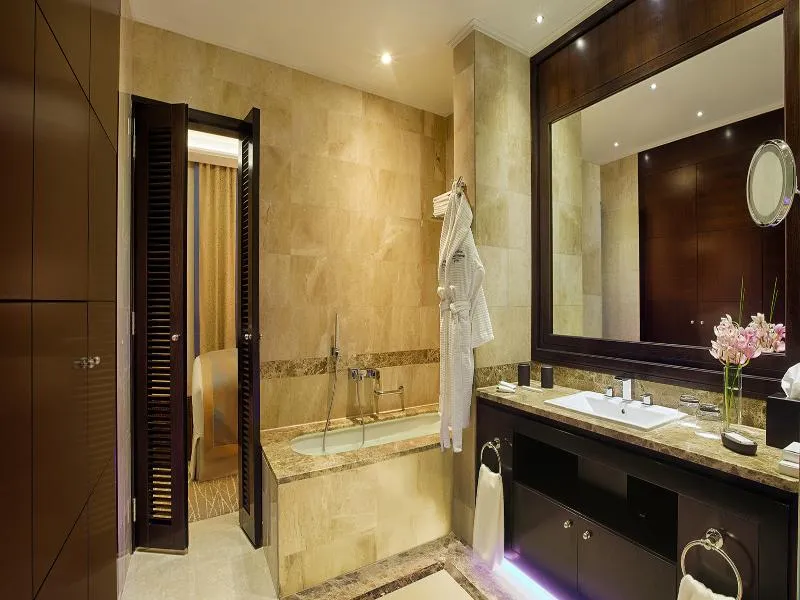 SINGLE DELUXE POOL VIEW Room, Kempinski Palace Cairo, Cairo